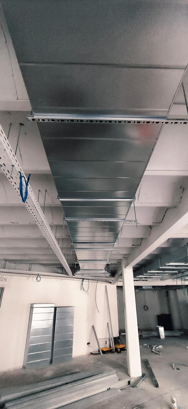 Tramo recto de conducto metálico con soportes suspendidos bajo el techo